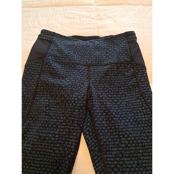 Lululemon Black & Blue Capri Crop Legging Size 4 mesh detail Excellent Condition - Picture 8 of 9